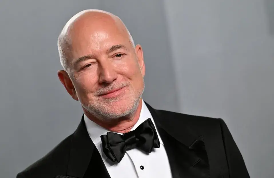 Jeff Bezos, Rihanna y otros multimillonarios deberán cancelar impuestos impagos por sus jets privados