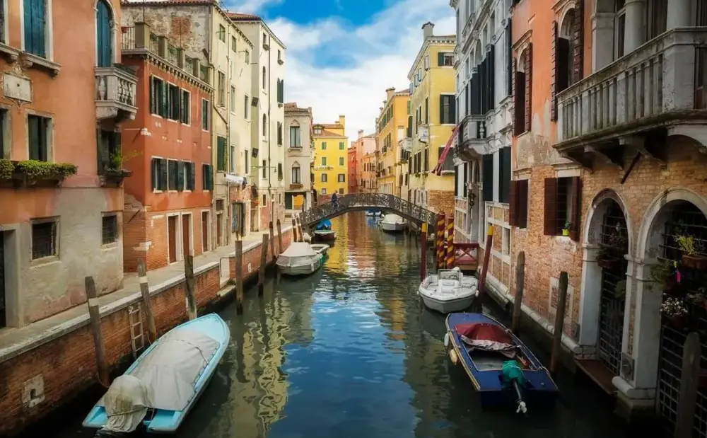 un tranquilo canal en el barrio de cannaregio en venecia, italia. (Getty)