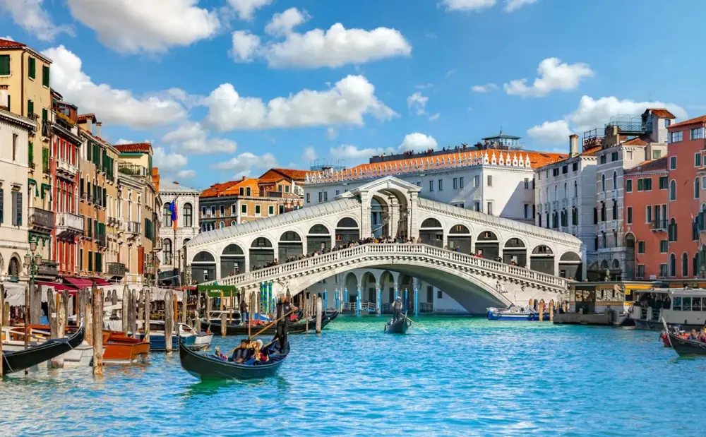 vista del puente de rialto sobre el gran canal en venecia (getty)