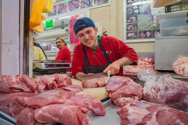 Carnicero amable cortando carne en un mercado local en Guanajuato, México. (Foto: Pexels)