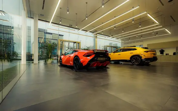 Showroom que presenta coches deportivos de lujo, modelos Lamborghini, con un diseño elegante y arquitectura moderna. (Foto: Pexels)