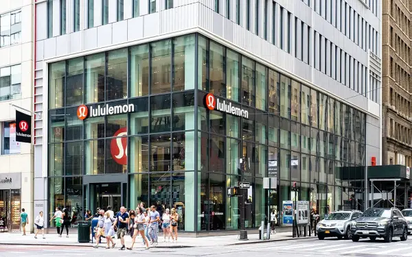 Lululemon (SE PUEDE USAR) Crédito: ajay_suresh, CC BY 2.0, via Wikimedia Commons