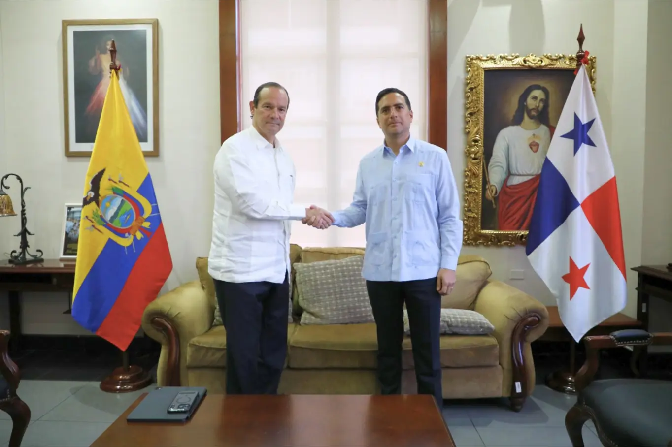 Roberto Kury (derecha) junto al canciller panameño Javier Martínez-Acha.