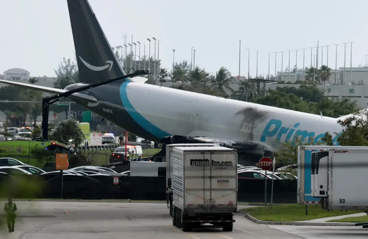 Un avión de carga de Amazon sufrió un accidente en Miami y obligó a suspender todos los vuelos