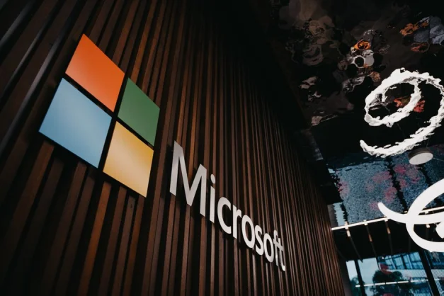 Vista interior de la oficina de Microsoft con el logotipo en una pared de madera en Bruselas, Bélgica. (Foto: Pexels) - Foto: Pexels.