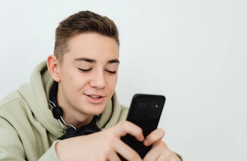 Los adolescentes pasan 92 días al año frente al celular: qué encontró un estudio sobre su salud mental