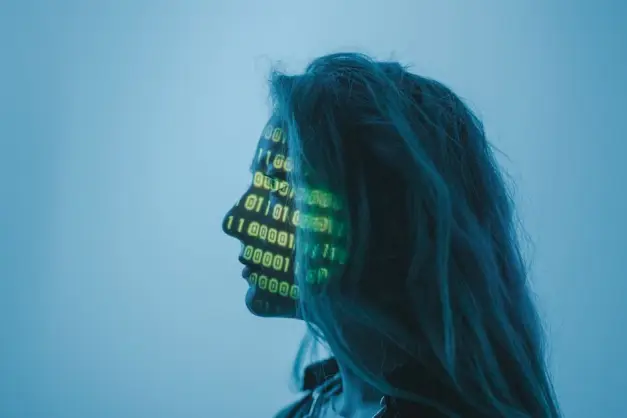 Silueta de una mujer con código binario proyectado en su cara en un entorno de concepto digital. (Foto: Pexels)