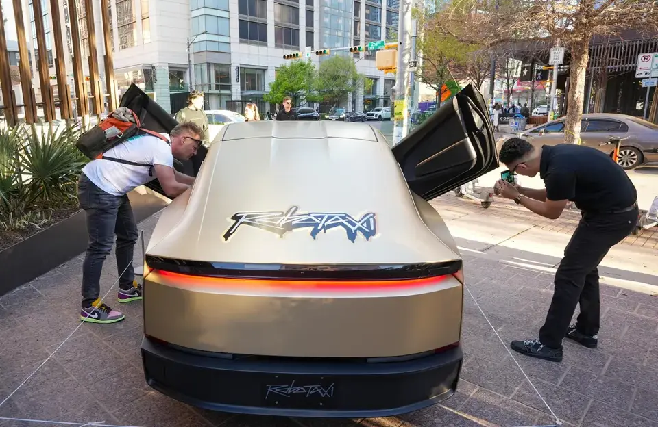 Tesla redobla la apuesta por el Cybercab: empezó a vender flotas en plena revisión regulatoria