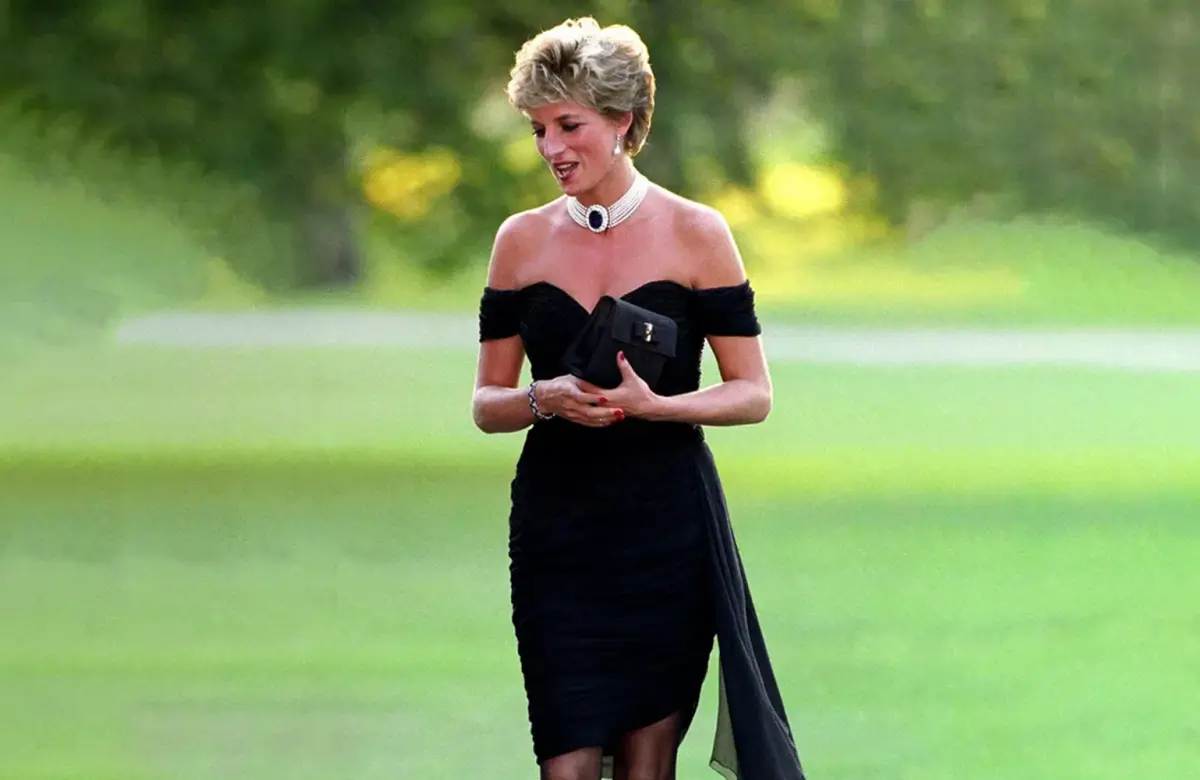  El “vestido de la venganza” de Lady Di se subasta después de 29 años: cuánto vale la prenda que hizo historia