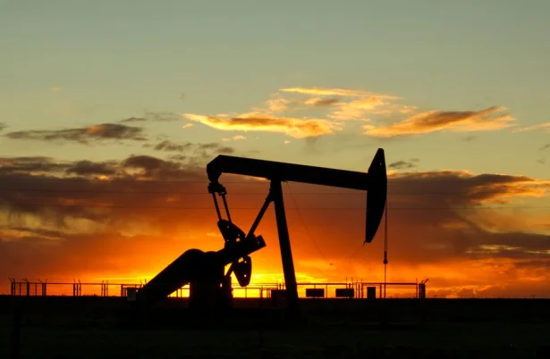 Silueta dramática de una bomba de petróleo contra un vibrante cielo al atardecer, enfatizando la extracción de energía. (Foto: Pexels) - Foto: Pexels.