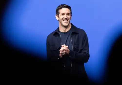Las tácticas que el nuevo CEO de Apple tomó de Steve Jobs para presentar el primer iPhone plegable