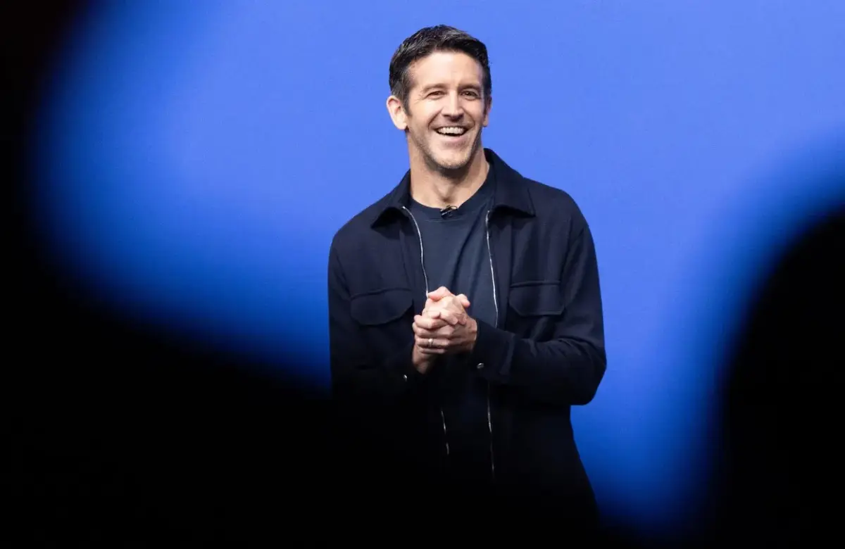 Las tácticas que el nuevo CEO de Apple tomó de Steve Jobs para presentar el primer iPhone plegable