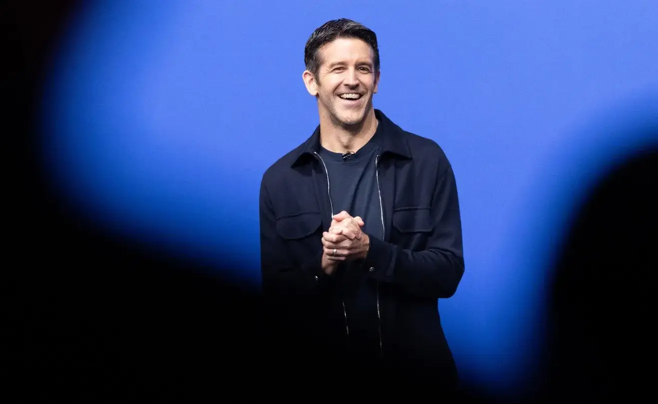 Las tácticas que el nuevo CEO de Apple tomó de Steve Jobs para presentar el primer iPhone plegable