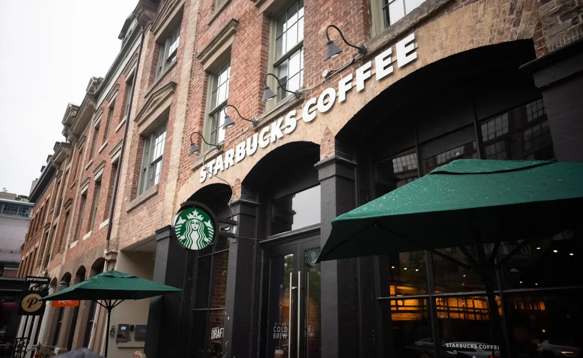 Starbucks invierte US$ 1.000 millones para volver a sus orígenes ¿qué es el "tercer lugar"?