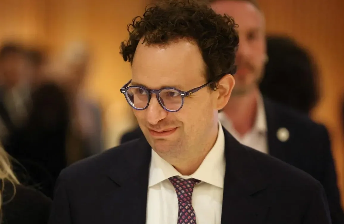 El CEO de Anthropic acusó a la industria de la IA de "mentir" sobre sus riesgos y pidió frenar su avance