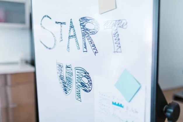 Concepto de startup creativo escrito a mano en una pizarra blanca, simbolizando innovación en los negocios.