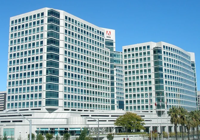 Adobe (SE PUEDE USAR)   Crédito: Coolcaesar, CC BY-SA 4.0, via Wikimedia Commons - Wikimedia Commons