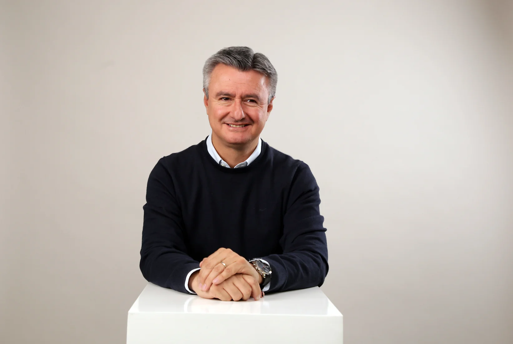 Fabián Luzuriaga cámara del libro - Fotos Pavel Calahorrano Betancourt para Forbes Ecuador