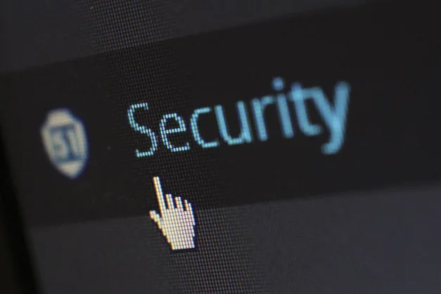 Vista en primer plano de un cursor de ratón sobre texto de seguridad digital en la pantalla.