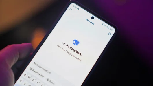 Primer plano de un smartphone que muestra la interfaz de chat de IA con el asistente digital DeepSeek.