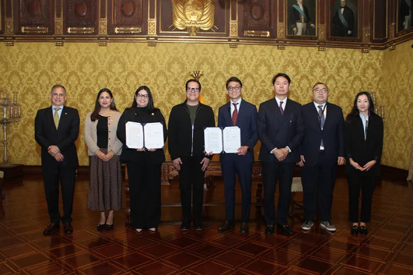 Representantes de la empresa minera asiática Boroo firmaron un acuerdo de cooperación con el gobierno de Ecuador. - Fotos : Cortesía
