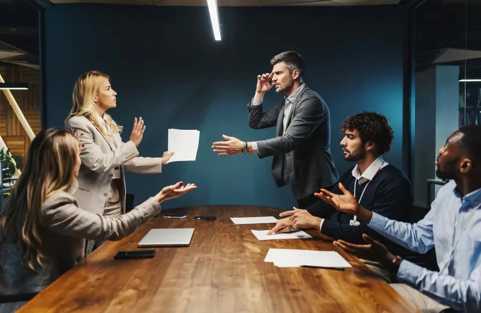 Qué hacer cuando alguien monopoliza una reunión: las técnicas para recuperar el control