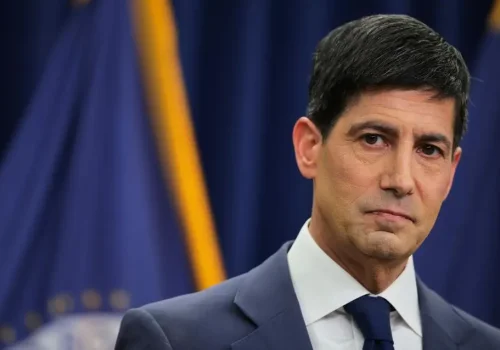 La Reserva Federal sube las tasas de interés por primera vez en tres años, lo que causa un enfrentamiento con Trump