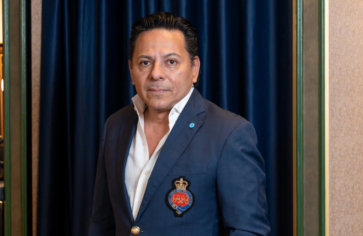 Importaba relojes, ahora viste a empresarios 
