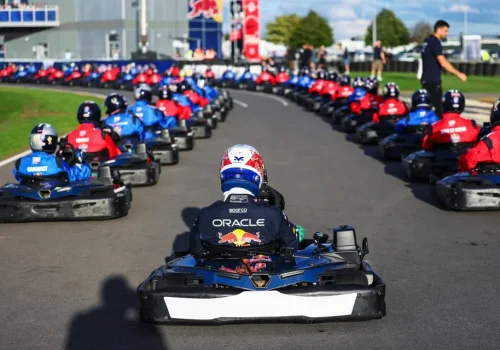 Max Verstappen desafió a 100 pilotos de karting: largó último y protagonizó una remontada increíble