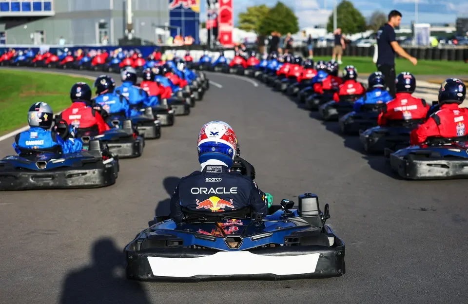 Max Verstappen desafió a 100 pilotos de karting: largó último y protagonizó una remontada increíble