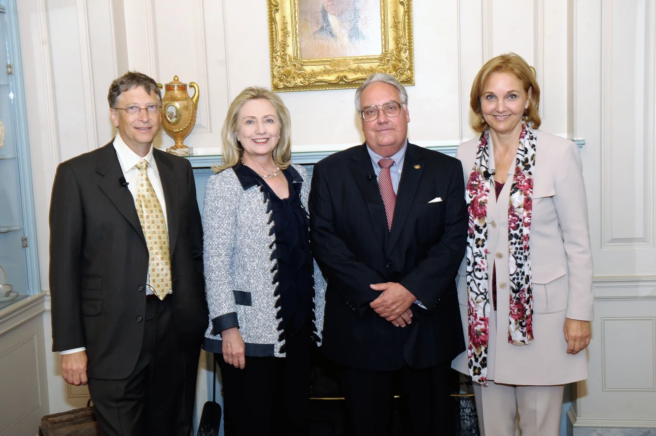 La secretaria Clinton entrega el Premio de Liderazgo George McGovern 2011 del Programa Mundial de Alimentos a Howard Buffett y Bill Gates (US Department of State).