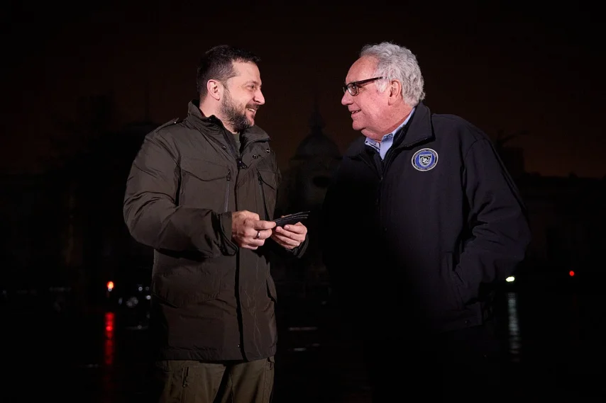 El presidente de Ucrania, Volodymyr Zelenskyy, entregó a Howard G. Buffettt una placa con su nombre, que fue develada en el Paseo de los Valientes en Kiev  (President Of Ukraine, via Wikimedia Commons).