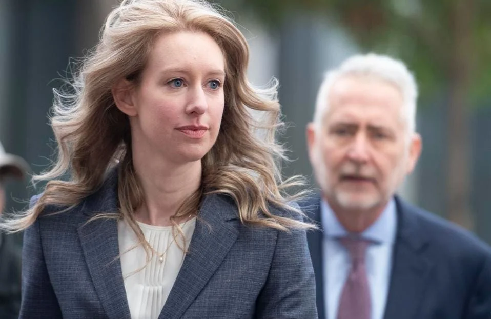 Elizabeth Holmes dejará la cárcel en 2027 y será trasladada a un centro de reinserción en Texas