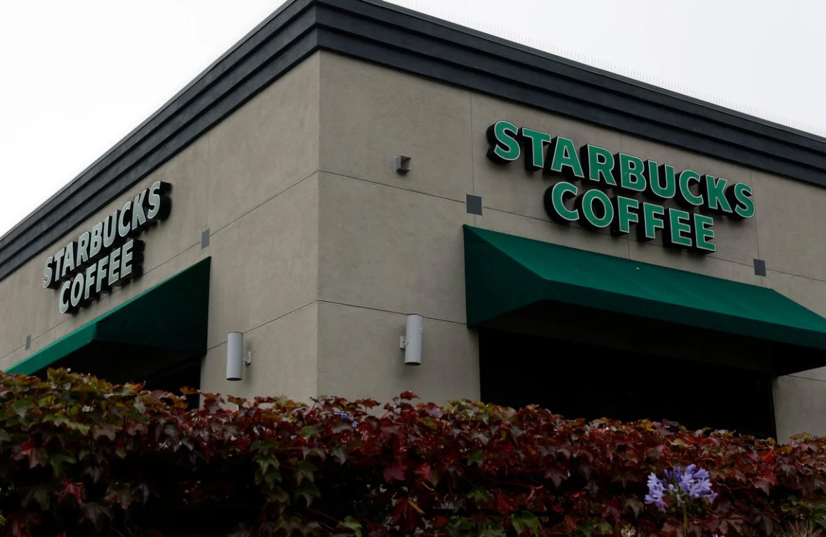 Starbucks cierra 250 locales y ofrecerá traslados o indemnizaciones a los empleados afectados
