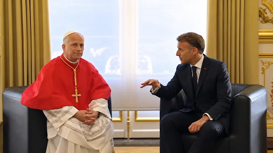 El Papa León XVI y Emmanuel Macron. - Foto: Vatican Media.