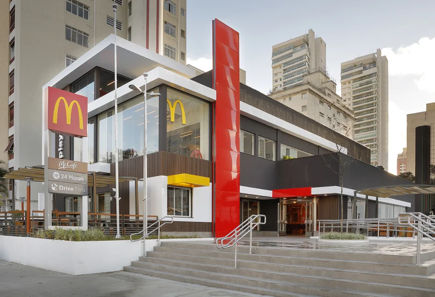 McDonald's apuesta a renovar sus restaurantes y mejorar la eficiencia mientras busca recuperar tráfico y rentabilidad  (Foto: Hugo Schneider, CC BY 2.0, vía Wikimedia Commons).