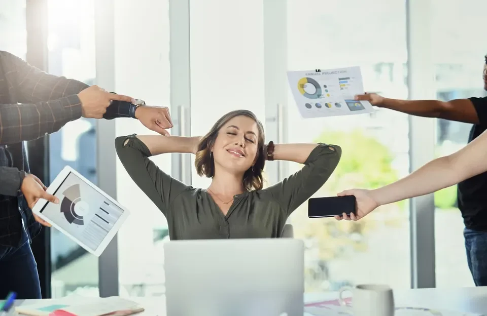 Cinco frases para responder cuando un jefe narcisista intenta manipularte