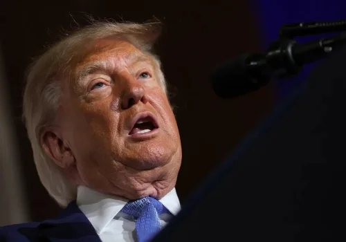 Trump firma un decreto para cambiar el nombre de la IA por SI o "superinteligencia"