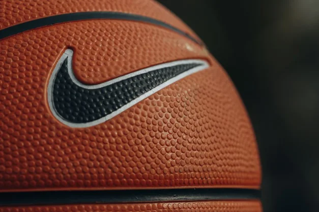 Fotografía detallada de primer plano de una pelota de baloncesto que muestra la textura y el logotipo de la marca.