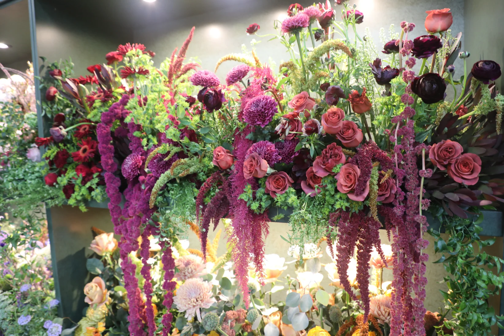 Arreglo florales con amaranto, rosas y ranúnculos - David Paredes para Forbes Ecuador