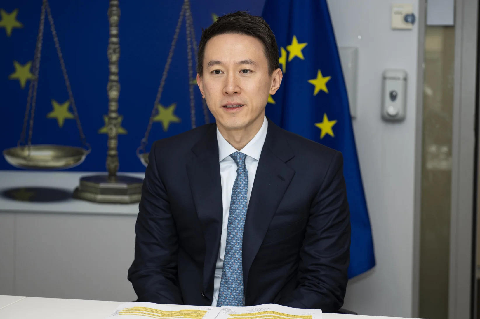 SE PUEDE USAR/Shou Zi Chew, CEO de TikTok. - Foto: © European Union, 2026, CC BY 4.0, via Wikimedia Commons.