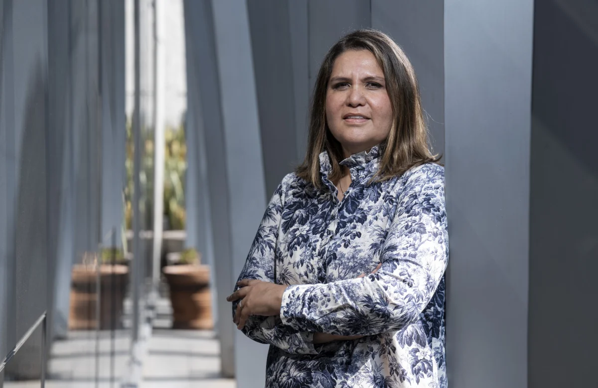Ella toma decisiones en el mundo de los licores