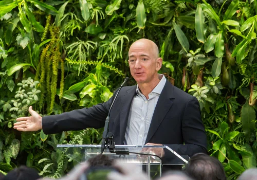 Jeff Bezos habló del impacto de la IA: anticipa una semana laboral de tres días y escasez de empleados