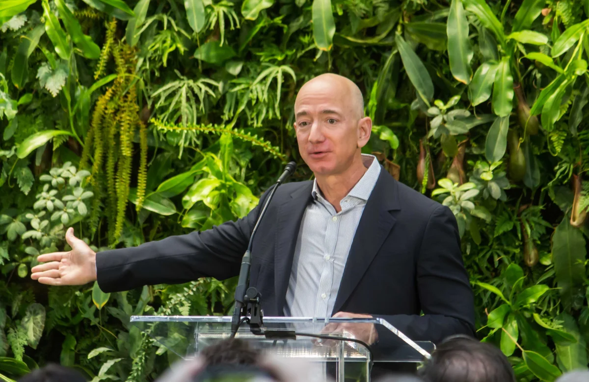 Jeff Bezos habló del impacto de la IA: anticipa una semana laboral de tres días y escasez de empleados