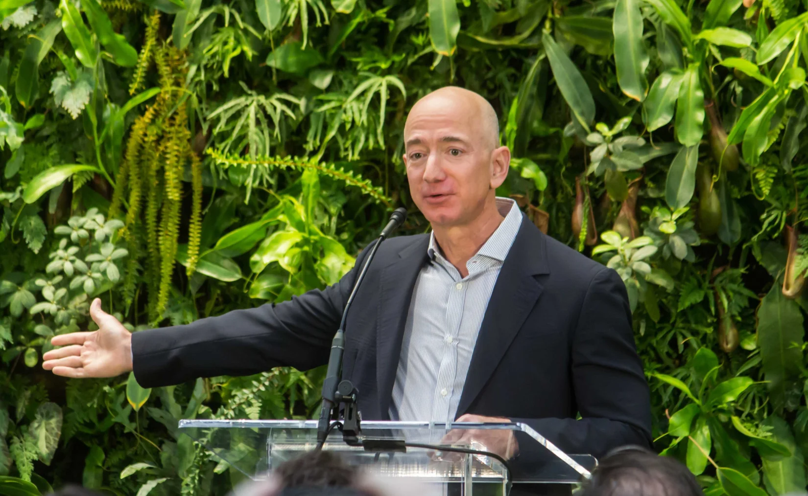 Jeff Bezos habló del impacto de la IA: anticipa una semana laboral de tres días y escasez de empleados