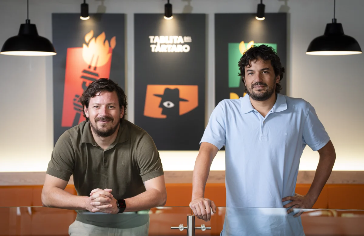 Una tablita, una parrilla y 30 años en los patios de comida