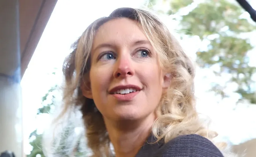 El nuevo documental sobre Elizabeth Holmes sorprende a la crítica antes de su estreno
