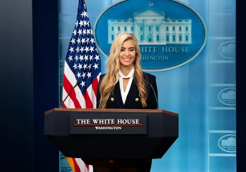 La nueva vocera de Trump decía ser abogada, pero ahora reconoció que no aprobó el examen para ejercer