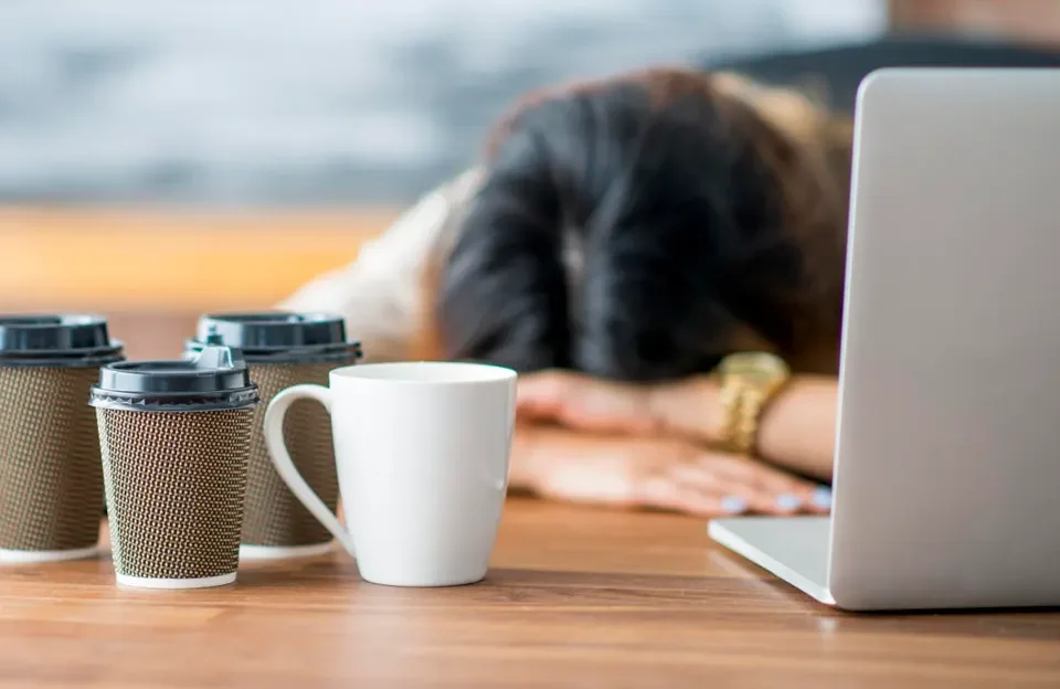La trampa del café de la tarde: por qué puede no alcanzar para mantener la energía en el trabajo