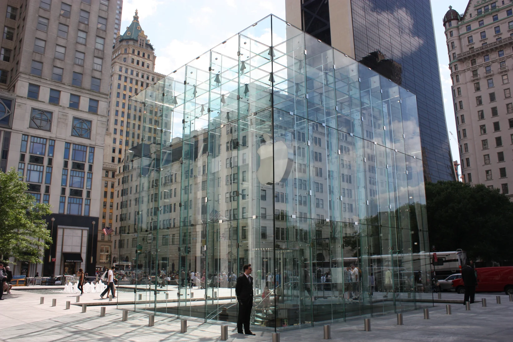 SE PUEDE USAR/La emblemática Apple Store de la Quinta Avenida de Nueva York, reconocida por su característico cubo de cristal, se convirtió en uno de - Foto: Marcus Quigmire from Florida, USA, CC BY-SA 2.0, via Wikimedia Commons